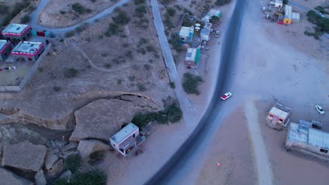 Vista-Panorámica-De-Una-Sinuosa-Carretera-Que-Atraviesa-Un-Pueblo-Rocoso,-Kund-Malir,-Baluchistán,-Pakistán