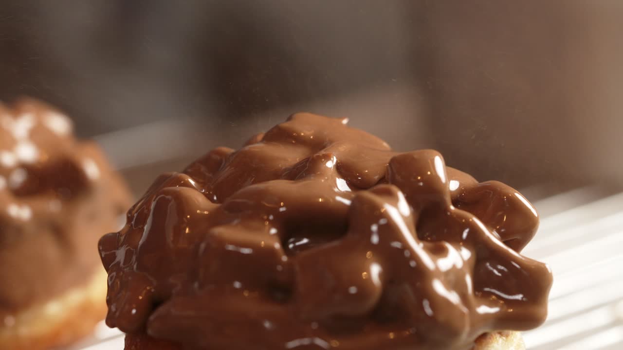 카라멜 도 ⁇ 이 금 스프레이로 장식되고 있습니다.