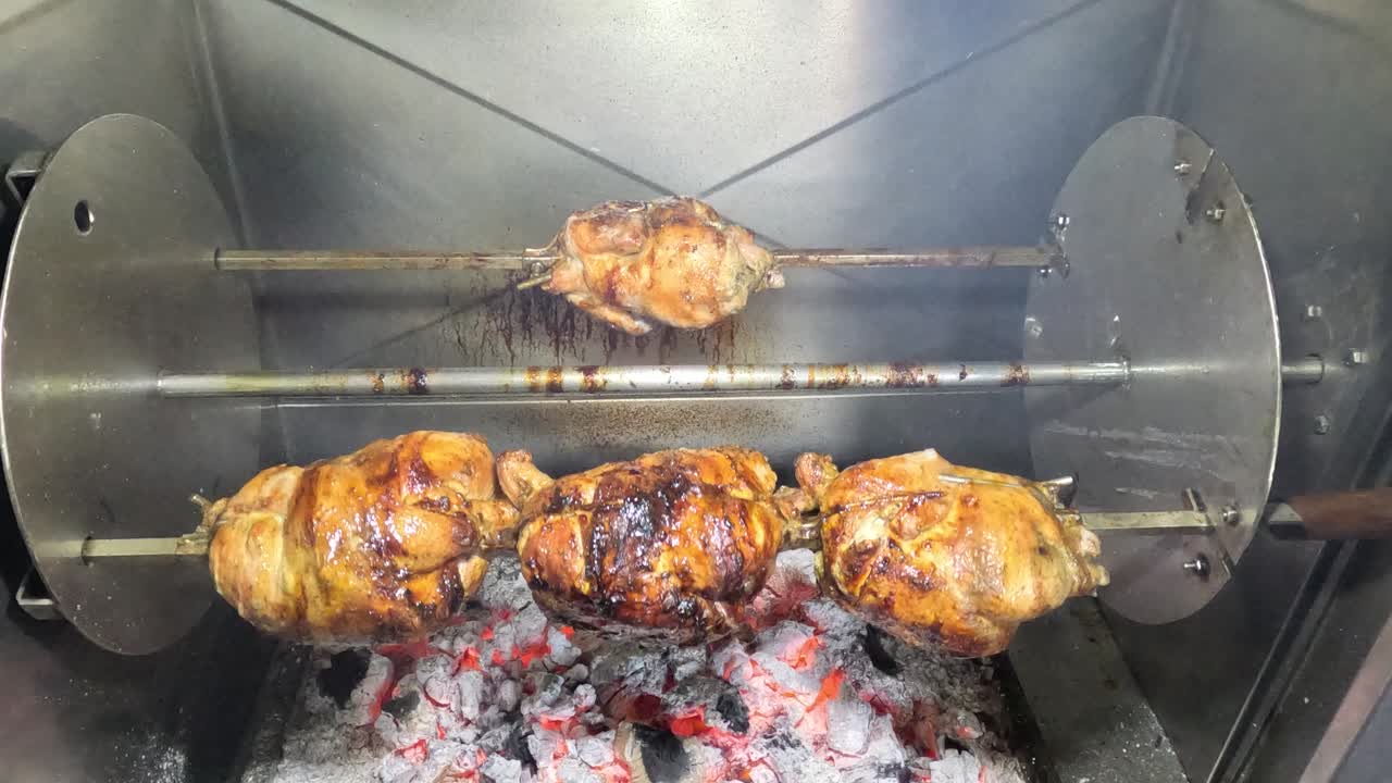 모로코 에서 가장 인기 있는 길거리 음식 중 하나 로 판매 될 나무 석탄 불 에  ⁇ 긴  ⁇  을  ⁇ 는 회전 기계 에  ⁇ 긴  ⁇
