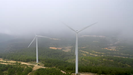 Turbinas-De-Viento-Girando-En-Condiciones-De-Niebla-En-El-Campo-Español