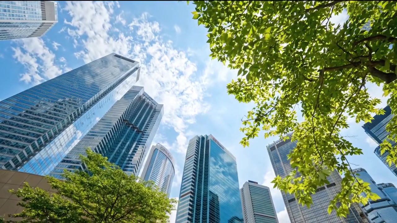 Arranha-céus de Cidade Moderna Vistos do Nível da Rua em Distrito Comercial Urbano