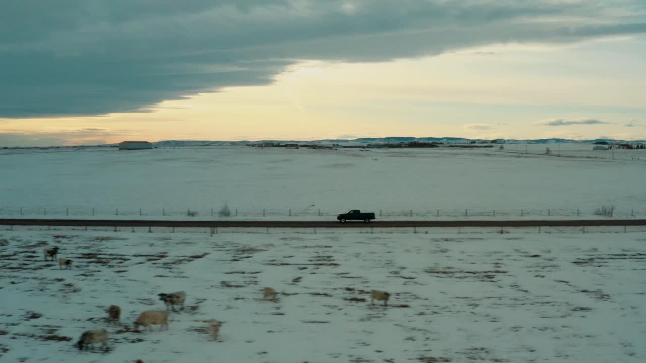 트럭 에서 날아다니는 드론에서 추적, 겨울의 시골에서 아침 4k