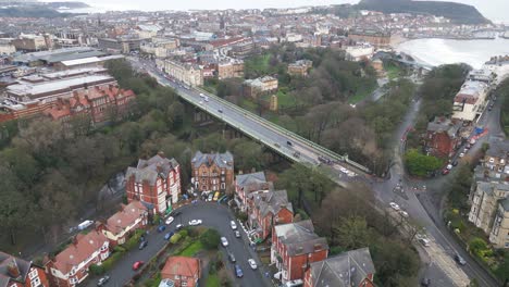 Filmische-Luftaufnahme-Einer-Brücke,-Die-Zwei-Städte-Mit-Einem-Wunderschönen-Stadtbild-In-Der-Bucht-Von-Scarborough,-England,-Verbindet