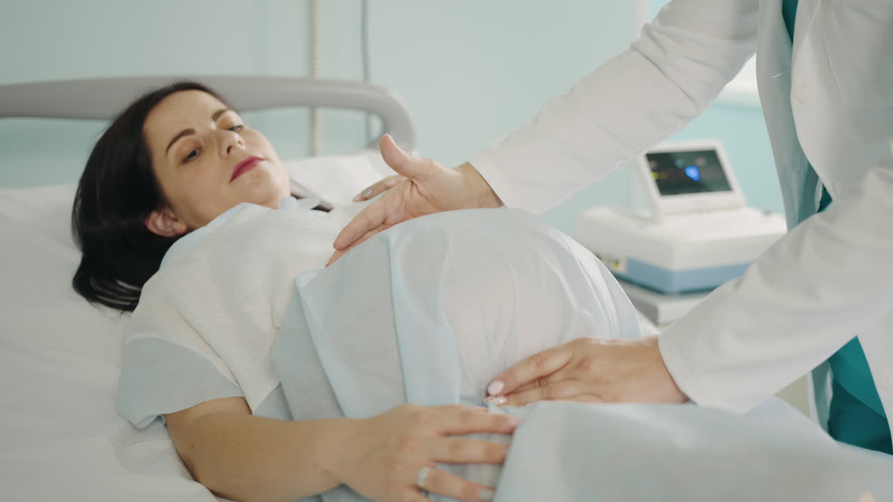 Il dottore esamina una donna incinta