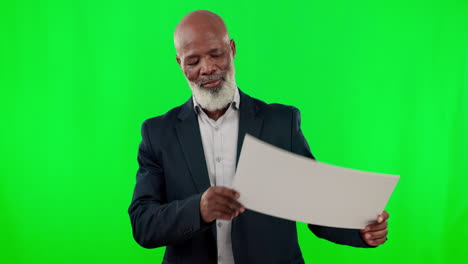 hombre de negocios con un letrero en blanco en la pantalla verde
