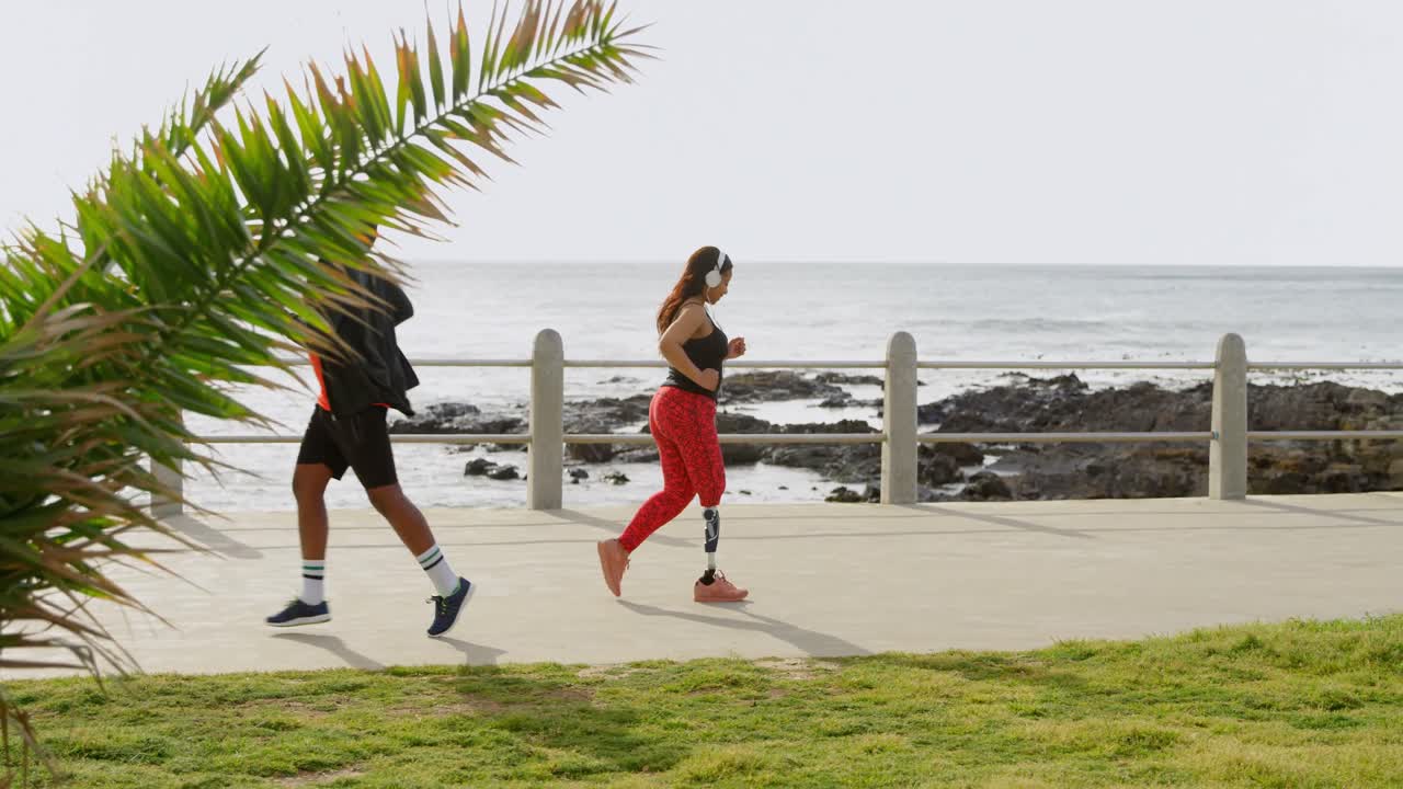 pareja corriendo en el paseo marítimo en un día soleado 4k