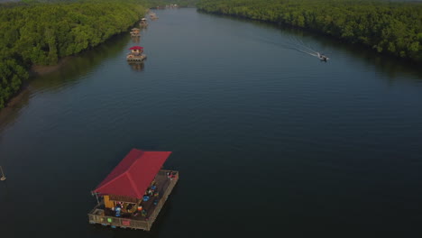 Vista-Aérea-De-Un-Dron-De-Un-Crucero-En-Barco-Por-El-Río-Bagan-Lalang-Por-La-Mañana