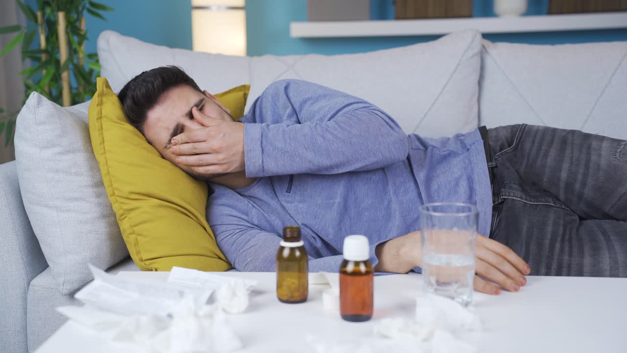 un joven enfermo infeliz y triste llorando.