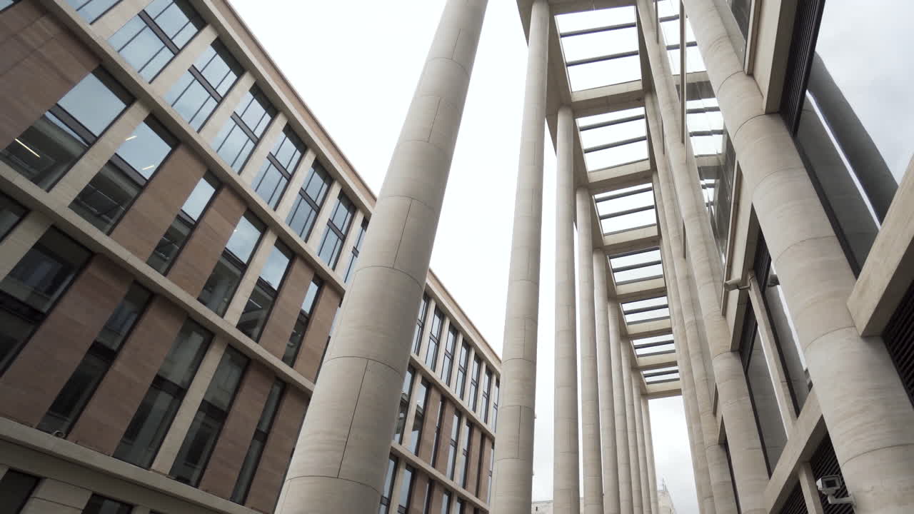 exterior de un edificio de oficinas moderno con columnas