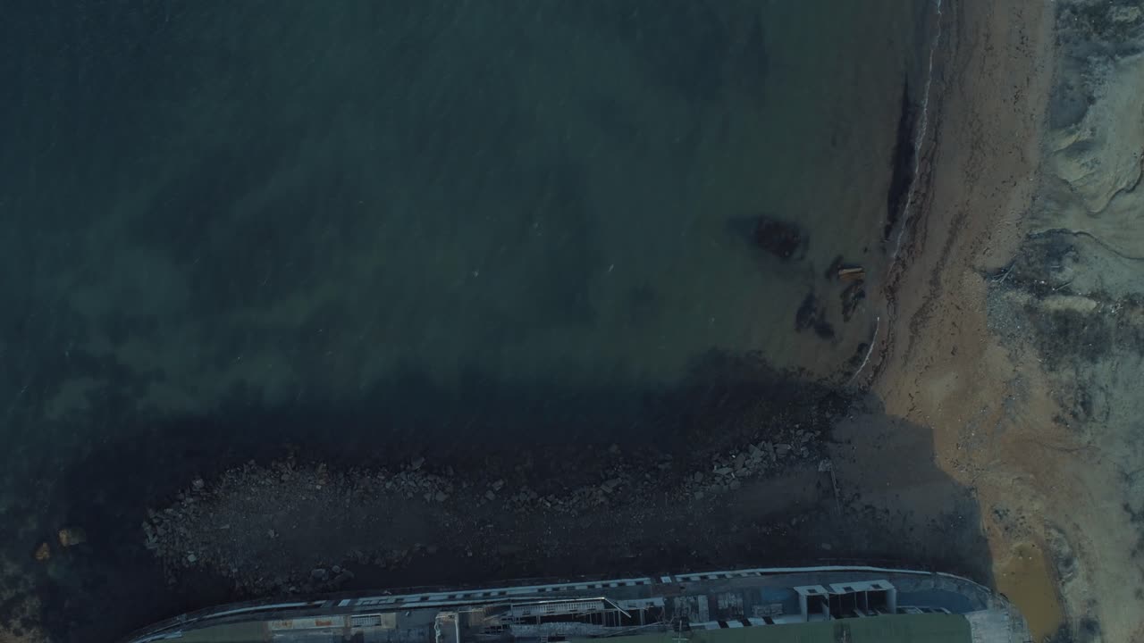naufragio abandonado en la costa