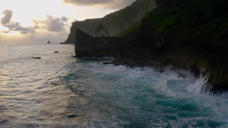 Vista-Aérea-De-Grandes-Olas-Rompiendo-En-Los-Acantilados-Rocosos-De-La-Isla-De-Nusa-Penida-Al-Atardecer