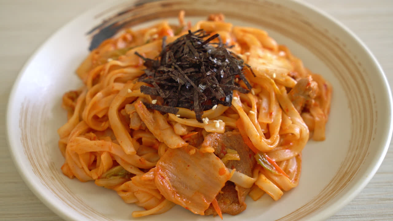 fideos udon salteados con kimchi y cerdo - estilo de comida coreana
