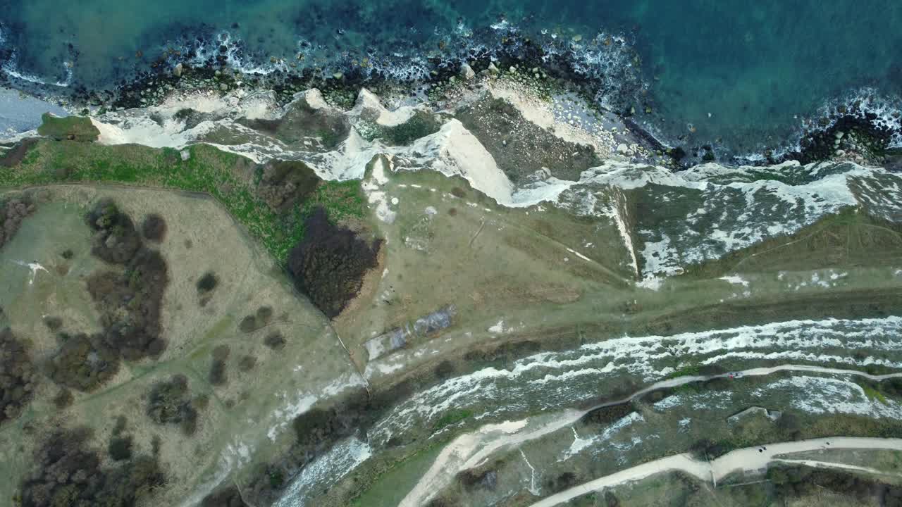 절벽 이 있는 해안선 의 공중 사진