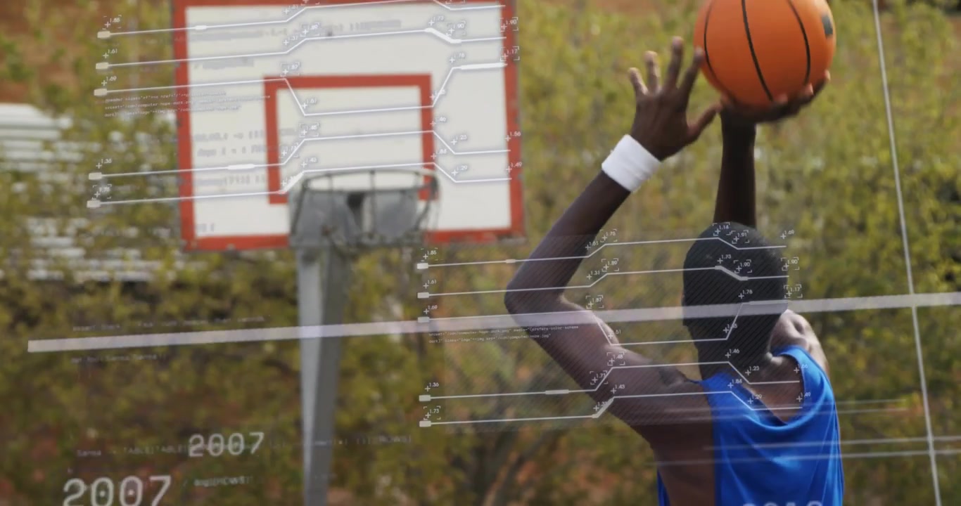 Giovane uomo che tira a canestro con sovrapposizione di dati digitali su un campo all'aperto.