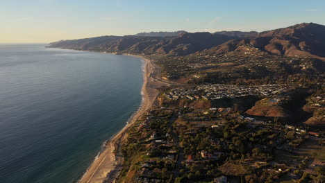 vista aérea de la playa de zuma en malibu, california