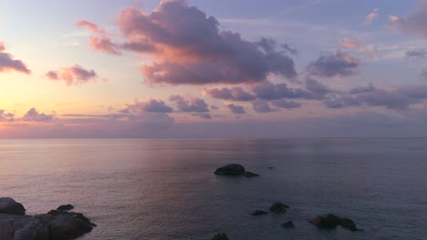 Vista-Aérea-Del-Atardecer-Sobre-El-Mar