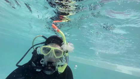 Mujer-En-Equipo-De-Buceo-Haciendo-Señal-De-Ok