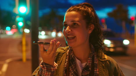 Mujer-Joven-En-Una-Llamada-Usando-Un-Teléfono-En-La-Noche