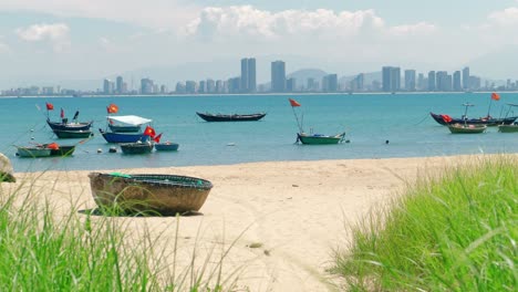 Una-Foto-Panorámica-De-Un-Hermoso-Océano-Donde-Se-Ven-Pocos-Barcos-Amarrados-En-El-Agua-Durante-El-Día