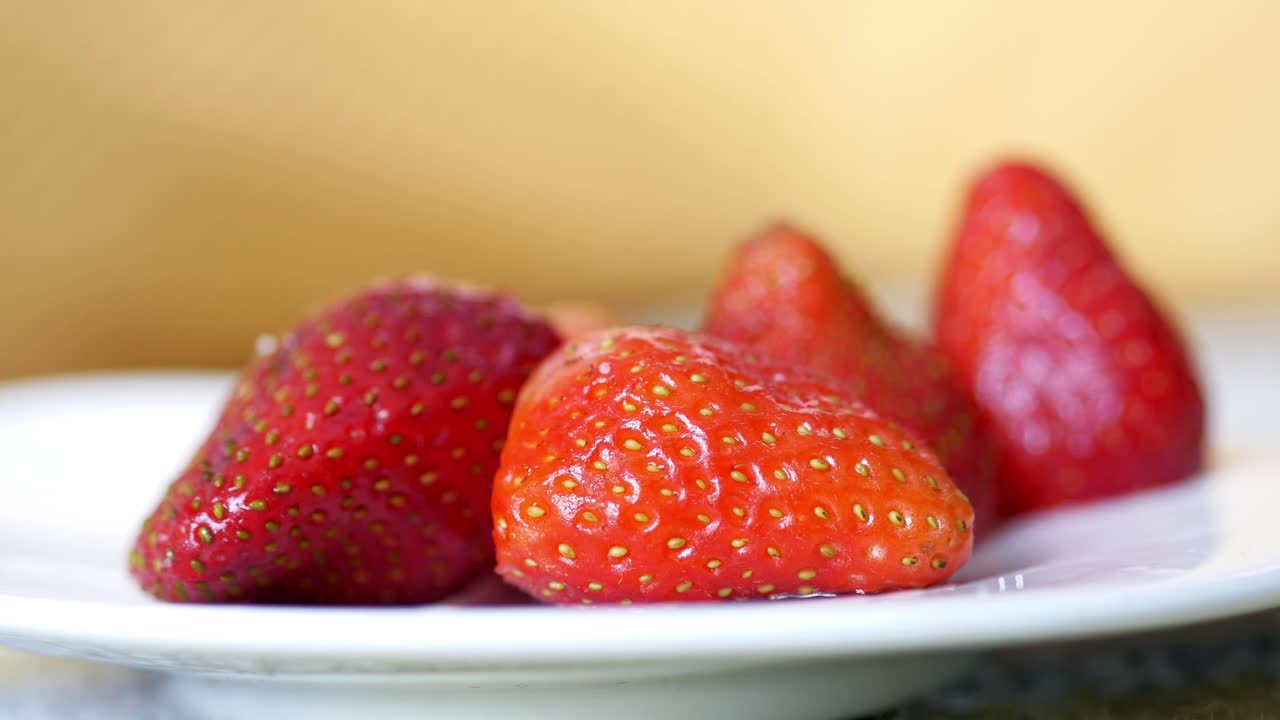 접시 에 신선 한 딸기