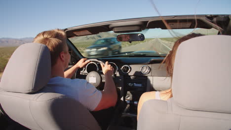 en un viaje por carretera conduciendo en un coche de pareja descapotable filmado en r3d