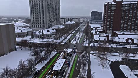 Trax-Stadtbahnsystem-In-Einer-Verschneiten-Innenstadt-Von-Salt-Lake-City,-Luftaufnahme