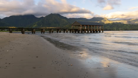 Lapso-De-Tiempo-Del-Movimiento-De-Las-Nubes-Sobre-La-Bahía-De-Hanalei-En-Kauai