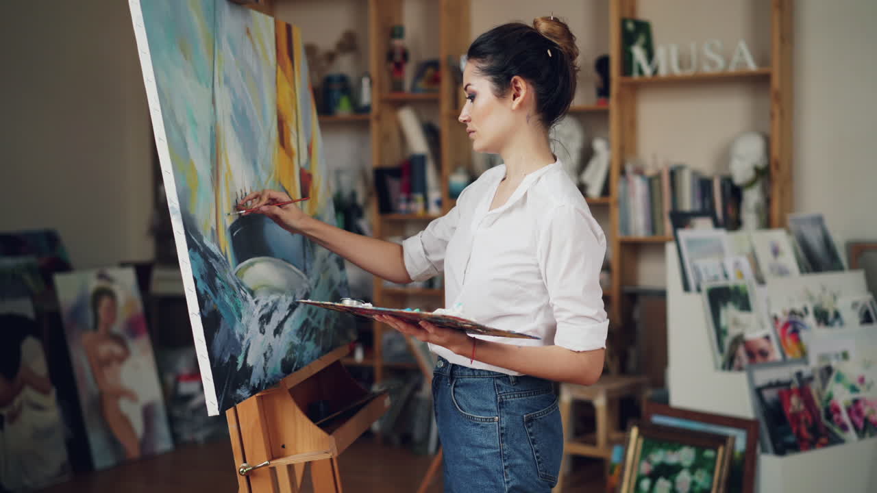Donna che dipinge in uno studio d'arte