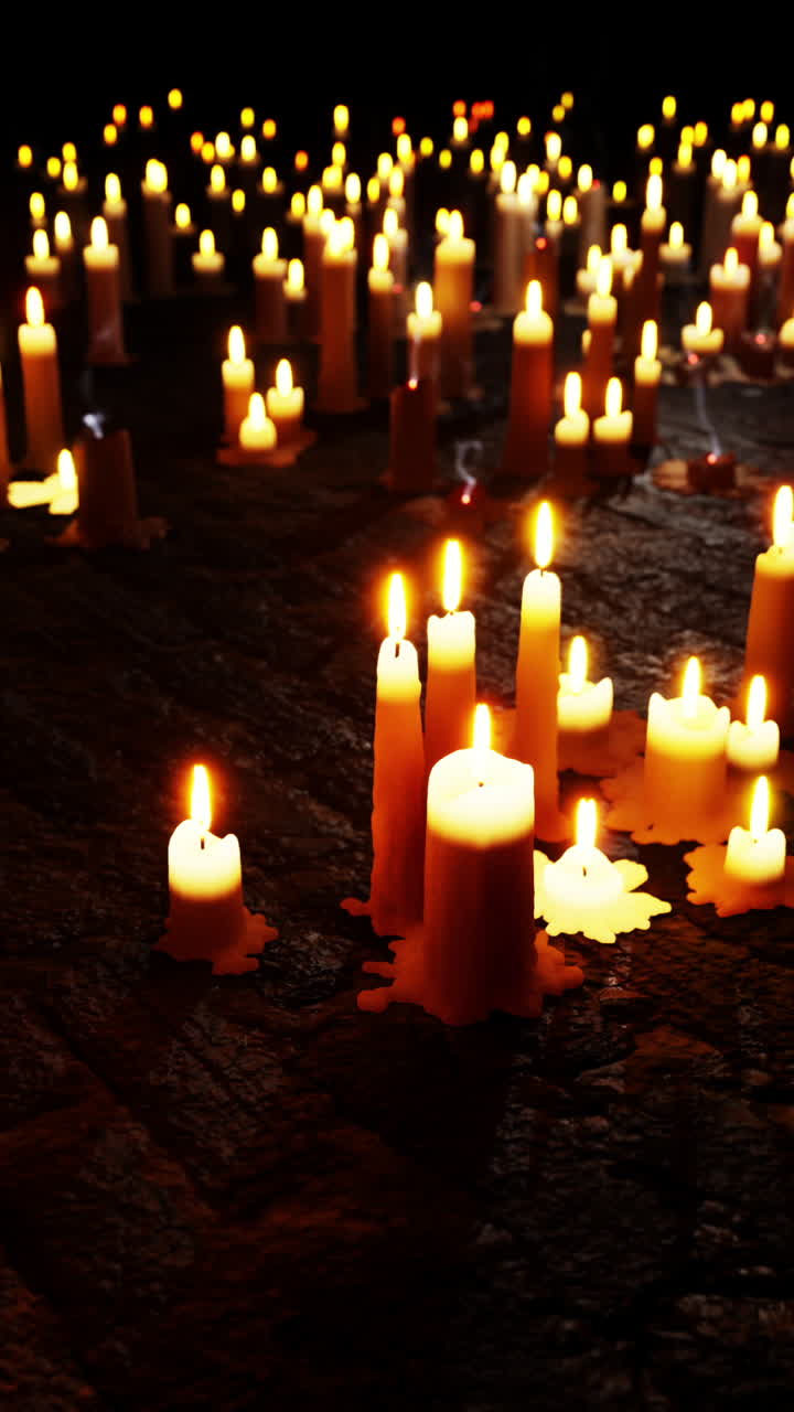 un campo de velas encendidas en la oscuridad