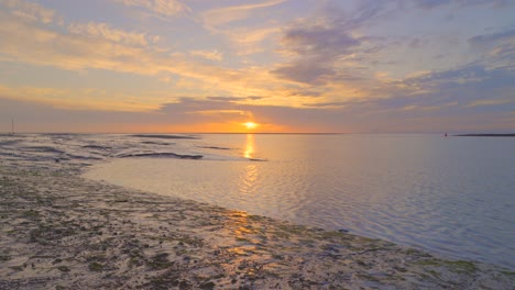 Erheben-Sie-Sich-Und-Offenbaren-Sie-Den-Sonnenuntergang-An-Der-Küste-In-Zeitlupe-In-Fleetwood,-Wyre,-Lancashire,-England,-Großbritannien