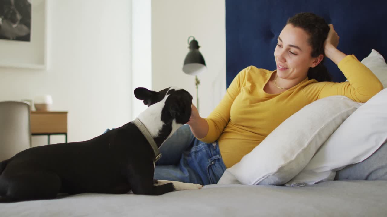 백인 여성 은 집 에서 개 와 함께 놀고 있다
