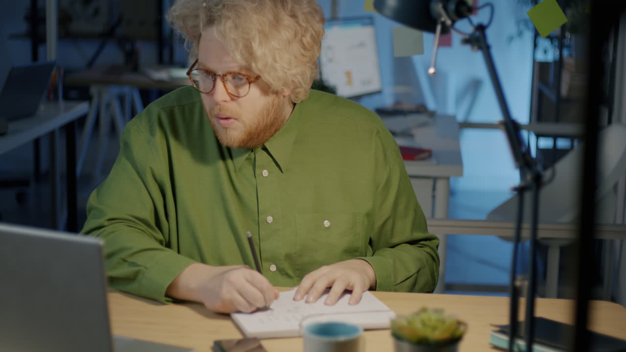 uomo che lavora fino a tardi in ufficio