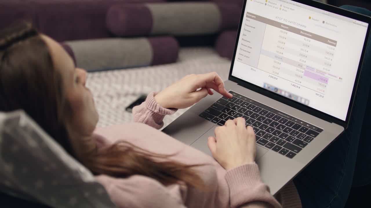 Mujer de negocios trabajando en su ordenador portátil en casa. Teletrabajo desde casa
