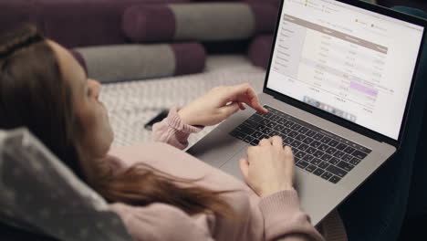 Mujer-De-Negocios-Trabajando-En-Una-Computadora-Portátil-En-Casa.-Trabajo-Remoto-En-Casa