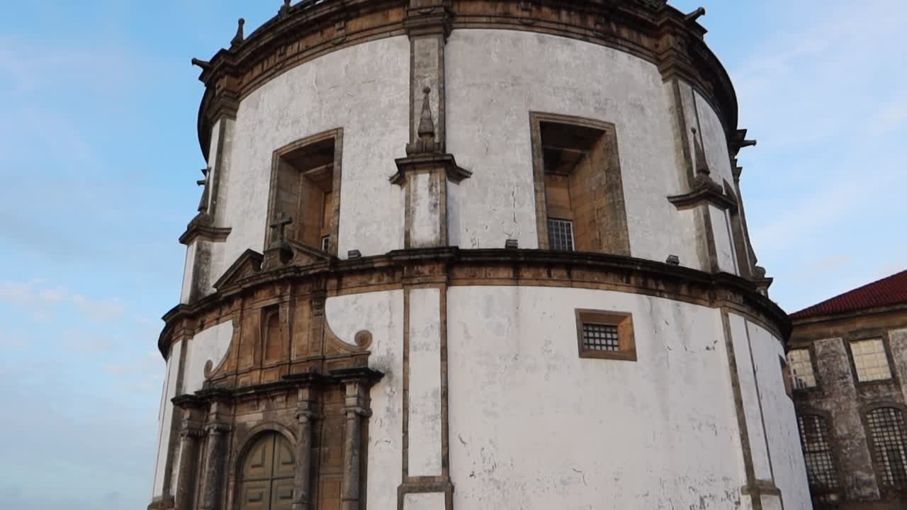 una foto inclinada del monasterio de serra do pilar en vila nova de gaia, portugal