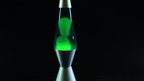 lámpara de lava verde con manchas móviles