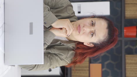 vídeo vertical de una mujer de negocios teniendo un colapso nervioso.