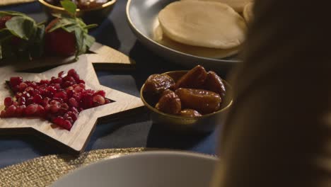 table familiale musulmane à la maison pour le repas iftar rompant le jeûne quotidien pendant le ramadan 5