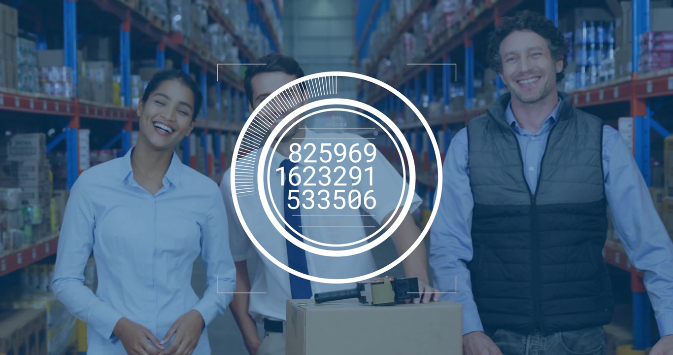 Team logistico in piedi nel corridoio mentre un'interfaccia appare e aggiorna le metriche per il monitoraggio delle scorte