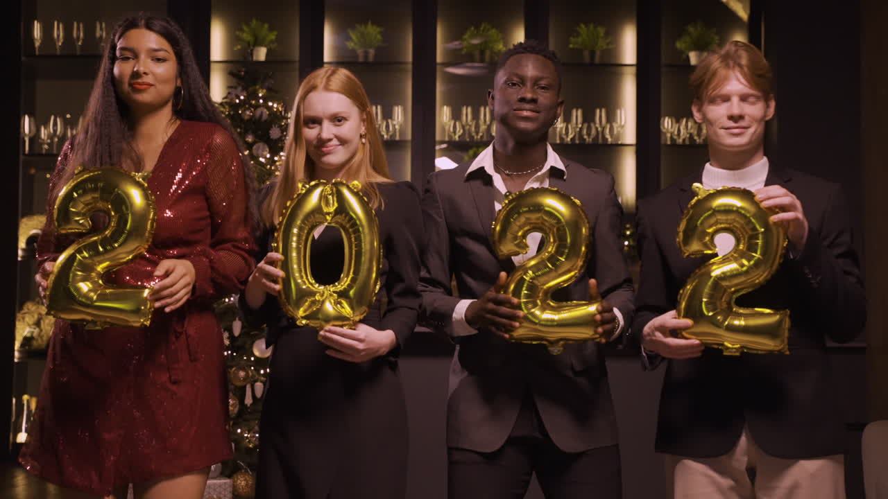 새해 파티 3에서 춤을 추면서 2022라는 숫자가 적힌 풍선을 들고 우아한 옷을 입은 친구들