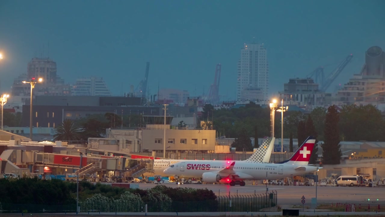 夕暮れの空港ターミナルに駐機する旅客機