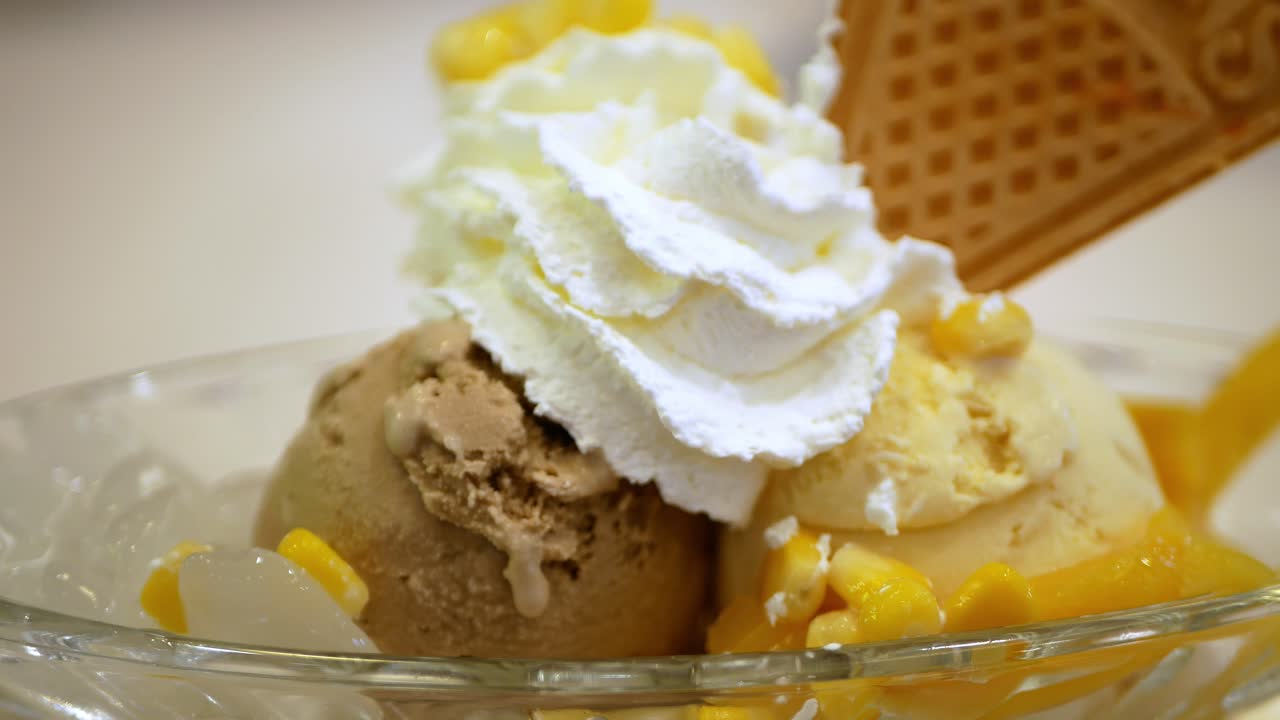 шарики кофе и ванильного мороженого в чаше крупным планом