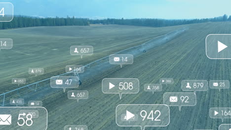 animación de iconos de las redes sociales sobre el campo agrícola con sistema de riego