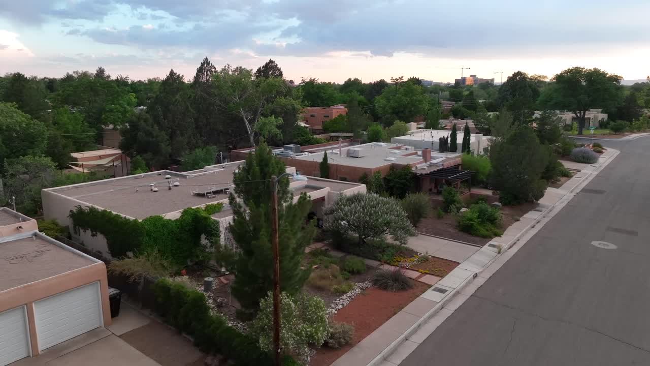 casas de adobe y casas en el suroeste de ee.uu. barrio