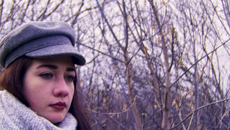 Mujer en bosque de invierno