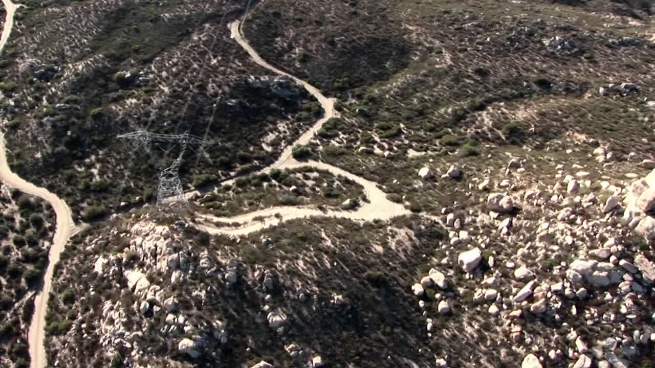 멀리 떨어진 곳에 안테나가 서 있다