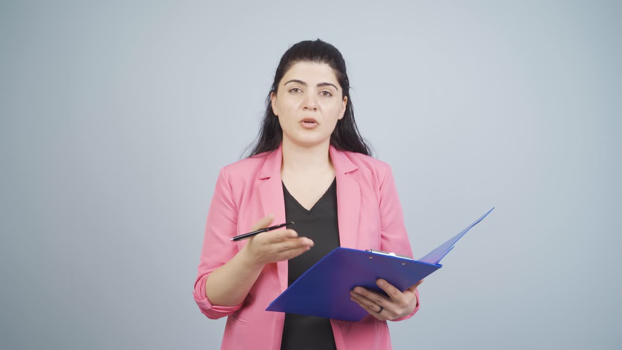 mujer de negocios diciendo cállate a la cámara.