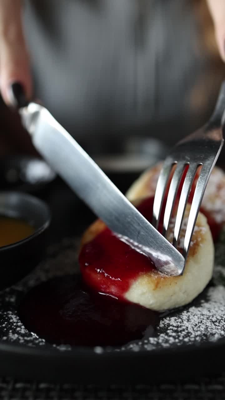 comiendo pasteles de queso con mermelada
