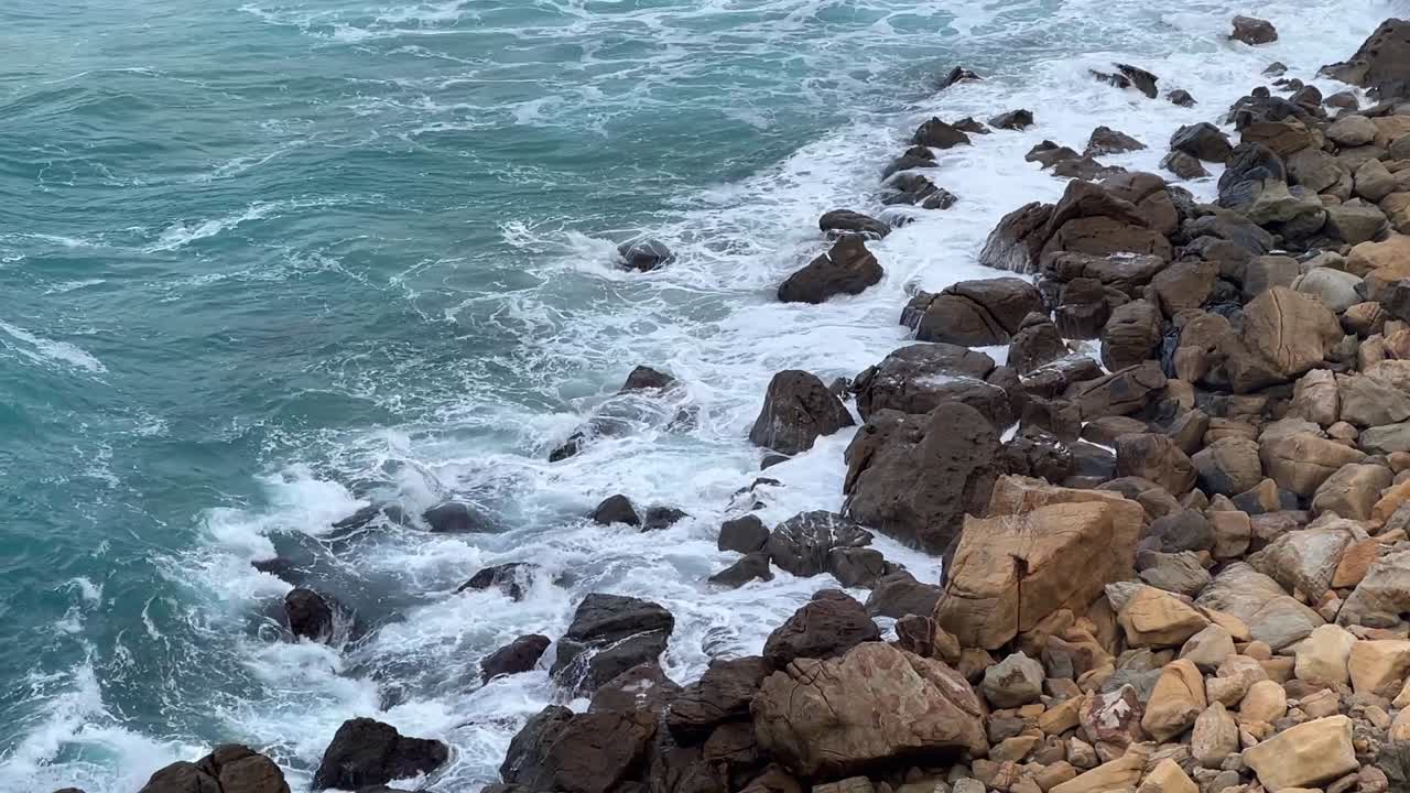 movimiento lento de las olas del mar chocando contra una formación rocosa natural