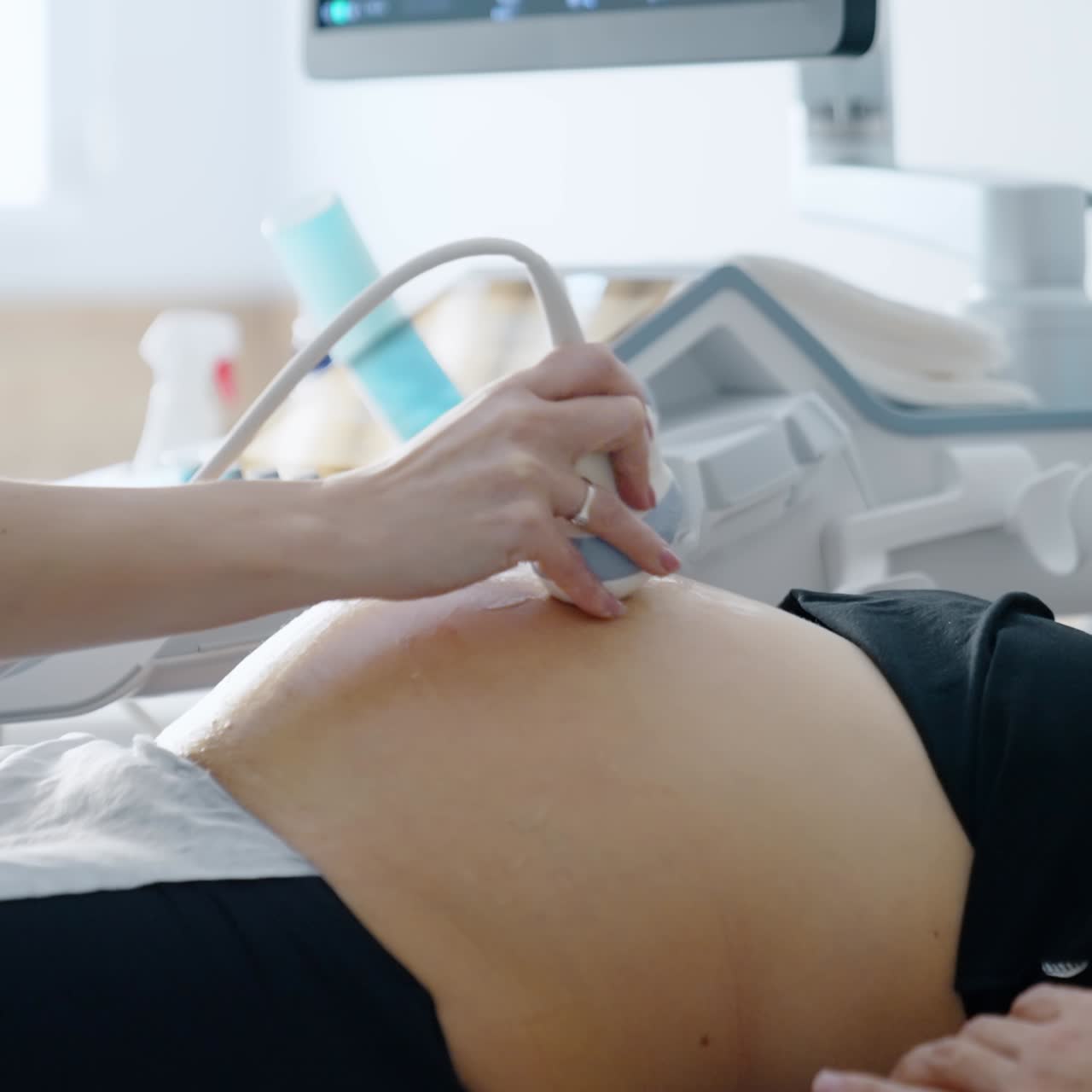 Diagnostica di gravidanza con ecografia. Esame addominale in un moderno ospedale